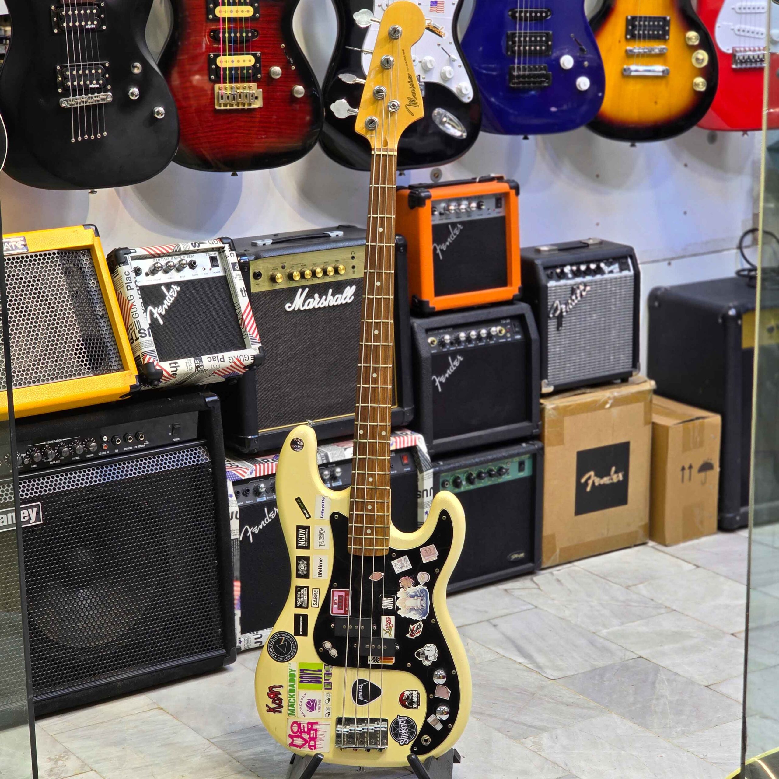 گیتار باس میویز